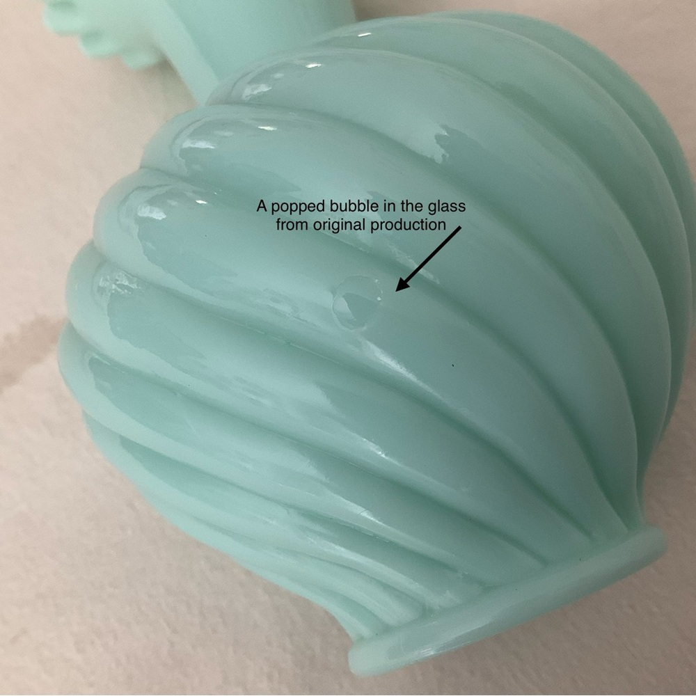Fenton Swirl Vase in Pastel Mint Green Milk Glass - 1950s - Picture 9 of 10